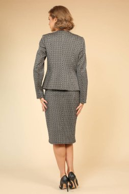 Gri elbiseli poz güzel sarışın kız