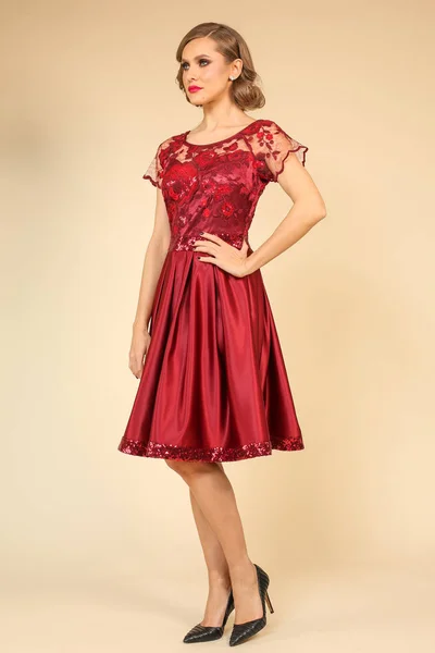 Blondes Schönes Model Posiert Roten Kleid — Stockfoto