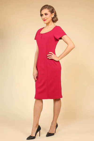 Schöne Mode Blonde Mädchen Posiert Rotem Kleid — Stockfoto