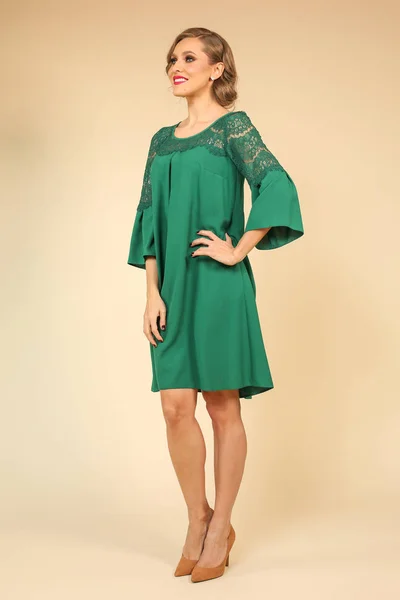 Blonde Junge Frau Eleganten Grünen Kleid — Stockfoto