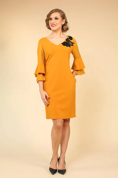 Schöne Mode Blonde Mädchen Posiert Gelbem Kleid — Stockfoto