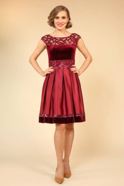 Kırmızılı poz güzel sarışın kız