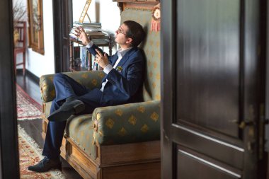 Mutlu adam otel koltukta oturan