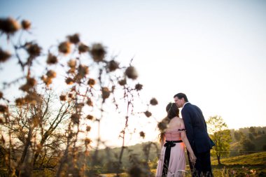 Doğada poz güzel düğün çifti;