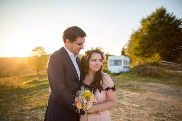 Hermosa Pareja Boda Posando Naturaleza —  Fotos de Stock