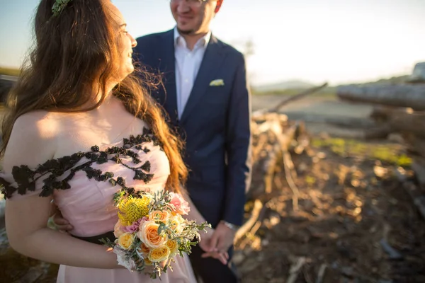 Красивая Молодая Супружеская Пара Невеста Жених Позируют Рядом Деревянным Покроем — стоковое фото