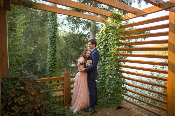 Hermosa Pareja Boda Posando Aire Libre Bosque Muelle Madera —  Fotos de Stock