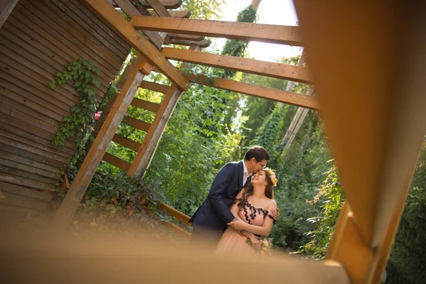 Красивая Свадебная Пара Позирует Открытом Воздухе Лесу Деревянном Причале — стоковое фото