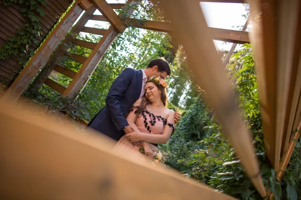 Красивая Свадебная Пара Позирует Открытом Воздухе Лесу Деревянном Причале — стоковое фото