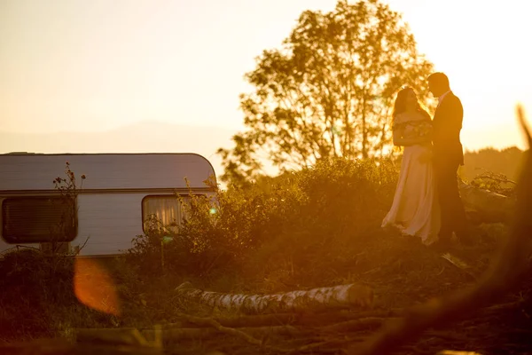 Hermosa Pareja Boda Posando Suset Cerca Corte Madera — Foto de Stock