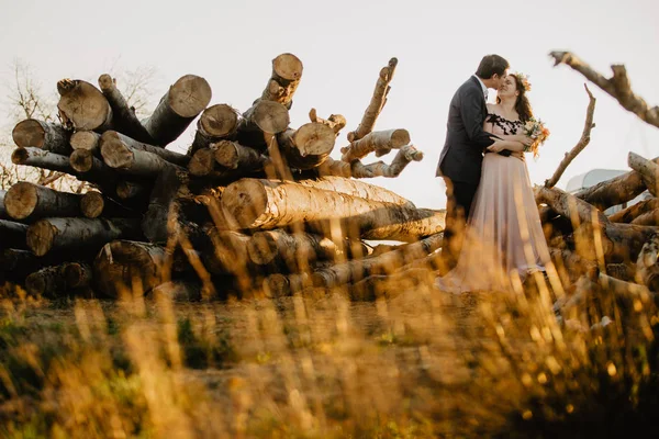 Красива Весільна Пара Позує Ванній Біля Дерев Яного Розрізу — стокове фото