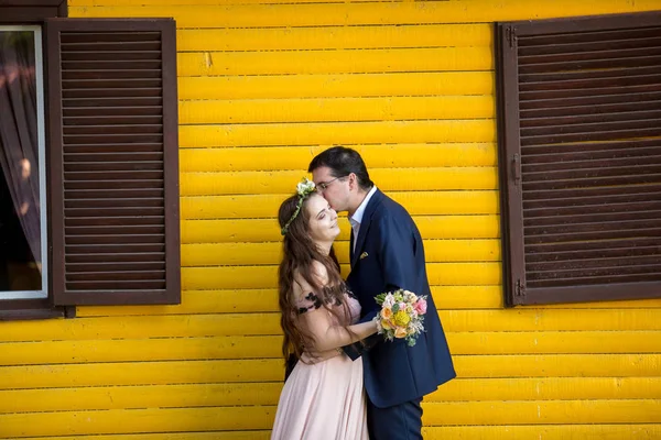 Casal Lindo Posando Frente Casa Amarela — Fotografia de Stock