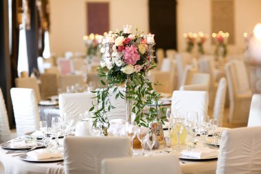 Güzel beyaz yuvarlak masa restoranda. Düğün resepsiyonu gün. Şampanya ve çiçek kompozisyon