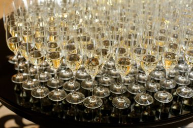 bardak şampanya tablo ile