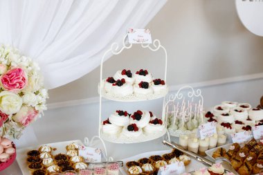 Lezzetli çikolata paketiyle farklı tatlılar