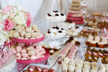 Lezzetli çikolata paketiyle farklı tatlılar