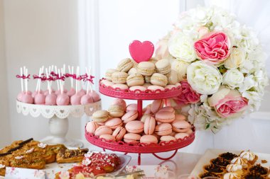 Lezzetli çikolata paketiyle farklı tatlılar