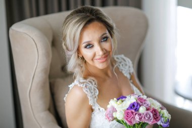 Lüks Oda içinde poz güzel sarışın gelin