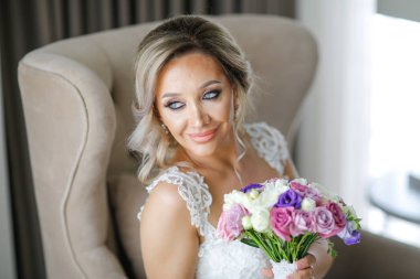 Lüks Oda içinde poz güzel sarışın gelin