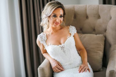 Lüks Oda içinde poz güzel sarışın gelin