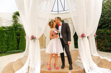 Pavilion yanında poz güzel düğün çifti