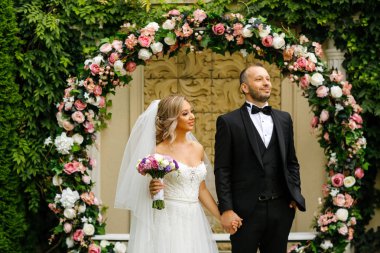 Park Rose Crown önünde poz güzel düğün çifti