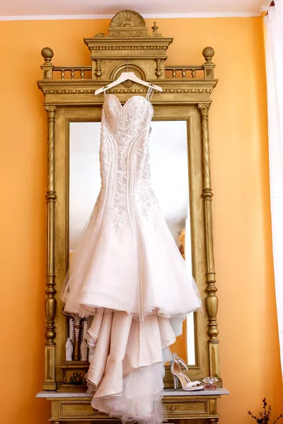 Belo Vestido Noiva Cabide Guarda Roupa — Fotografia de Stock