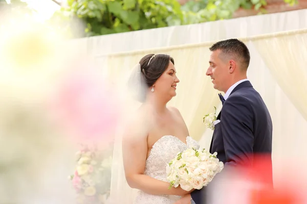 Schönes Hochzeitspaar Posiert Draußen Park Braut Mit Blumenstrauß Den Händen — Stockfoto