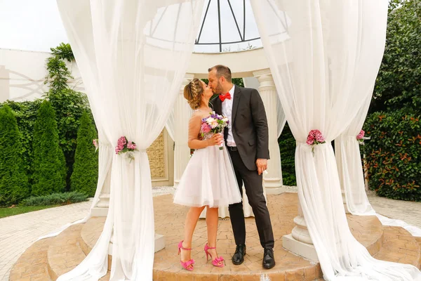 Schönes Hochzeitspaar Posiert Der Nähe Von Pavillon — Stockfoto