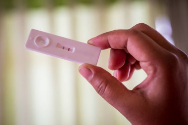 Hamilelik testi tutan el ile kapatın. Gebelik test cihazı