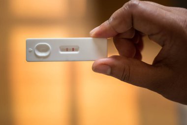 Hamilelik testi tutan el ile kapatın. Gebelik test cihazı