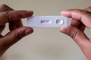 Hamilelik testi tutan el ile kapatın. Gebelik test cihazı