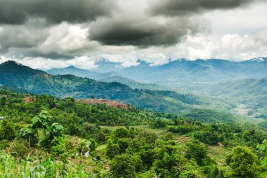 Güzel Nepalce kırsal köy dağlar ve yeşil orman ile toplayan. Gorkha Nepal.Breathtaking görünüm, dramatik ve pitoresk sahne dağlık bölgede olduğunu. Popüler turistik cazibe yerlerin.