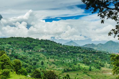 Güzel Nepalce kırsal köy dağlar ve yeşil orman ile toplayan. Gorkha Nepal.Breathtaking görünüm, dramatik ve pitoresk sahne dağlık bölgede olduğunu. Popüler turistik cazibe yerlerin.