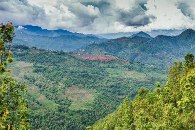 Güzel Nepalce kırsal köy dağlar ve yeşil orman ile toplayan. Gorkha Nepal.Breathtaking görünüm, dramatik ve pitoresk sahne dağlık bölgede olduğunu. Popüler turistik cazibe yerlerin.