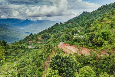 Güzel Nepalce kırsal köy dağlar ve yeşil orman ile toplayan. Gorkha Nepal.Breathtaking görünüm, dramatik ve pitoresk sahne dağlık bölgede olduğunu. Popüler turistik cazibe yerlerin.