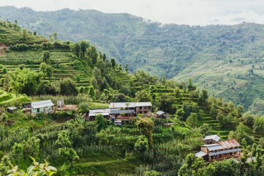Güzel Nepalce kırsal köy dağlar ve yeşil orman ile toplayan. Gorkha Nepal.Breathtaking görünüm, dramatik ve pitoresk sahne dağlık bölgede olduğunu. Popüler turistik cazibe yerlerin.