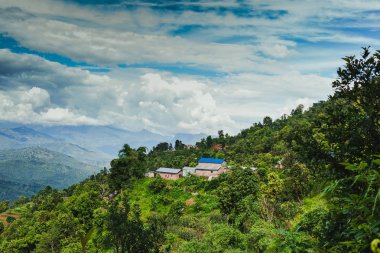 Güzel Nepalce kırsal köy dağlar ve yeşil orman ile toplayan. Gorkha Nepal.Breathtaking görünüm, dramatik ve pitoresk sahne dağlık bölgede olduğunu. Popüler turistik cazibe yerlerin.