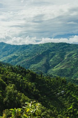 Güzel Nepalce kırsal köy dağlar ve yeşil orman ile toplayan. Gorkha Nepal.Breathtaking görünüm, dramatik ve pitoresk sahne dağlık bölgede olduğunu. Popüler turistik cazibe yerlerin.