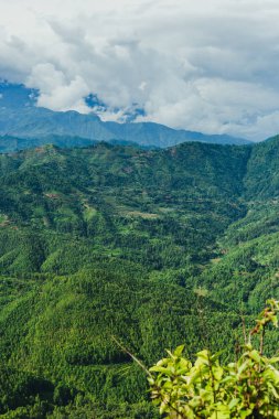 Güzel Nepalce kırsal köy dağlar ve yeşil orman ile toplayan. Gorkha Nepal.Breathtaking görünüm, dramatik ve pitoresk sahne dağlık bölgede olduğunu. Popüler turistik cazibe yerlerin.