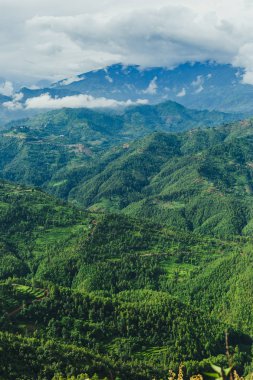 Güzel Nepalce kırsal köy dağlar ve yeşil orman ile toplayan. Gorkha Nepal.Breathtaking görünüm, dramatik ve pitoresk sahne dağlık bölgede olduğunu. Popüler turistik cazibe yerlerin.
