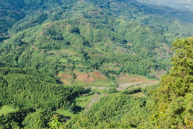 Güzel Nepalce kırsal köy dağlar ve yeşil orman ile toplayan. Gorkha Nepal.Breathtaking görünüm, dramatik ve pitoresk sahne dağlık bölgede olduğunu. Popüler turistik cazibe yerlerin.