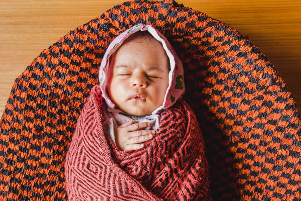 Güzel bir uyku yeni doğan bebek portre portre. Asya bebek kız uyuyor. Nepal bebek kız.