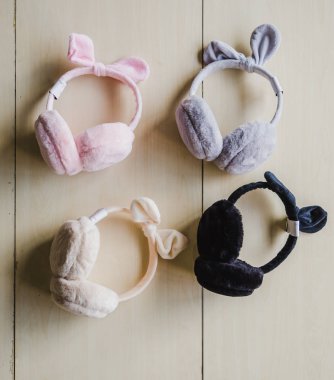 Moda giysiler, aksesuarlar kolaj ahşap arka plan üzerinde kadın için kümesi