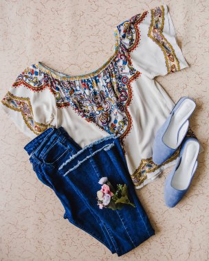 Moda giysiler, aksesuarlar kolaj ahşap arka plan üzerinde kadın için kümesi