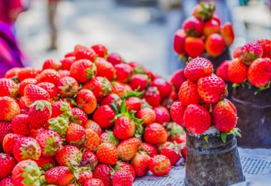 Katmandu Nepal sokakta Satılık taze kırmızı çilek ile yaprakları.