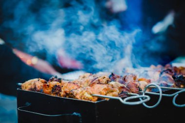 Barbekü, Barbekü üstünde tepe-in kömür ızgara tavuk şiş ızgara