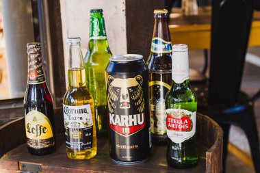 Katmandu, Nepal - Aralık 16,2017: içki, içki ya da alkol, bir bar veya lokali farklı markalar. Birden çok bar, içki şişeleri satýr yetişkin İçecek şişe