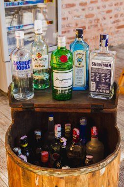 Katmandu, Nepal - Aralık 16,2017: içki, içki ya da alkol, bir bar veya lokali farklı markalar. Birden çok bar, içki şişeleri satýr yetişkin İçecek şişe