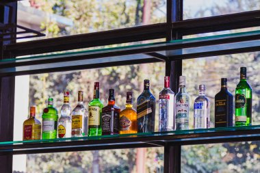Katmandu, Nepal - Aralık 16,2017: içki, içki ya da alkol, bir bar veya lokali farklı markalar. Birden çok bar, içki şişeleri satýr yetişkin İçecek şişe